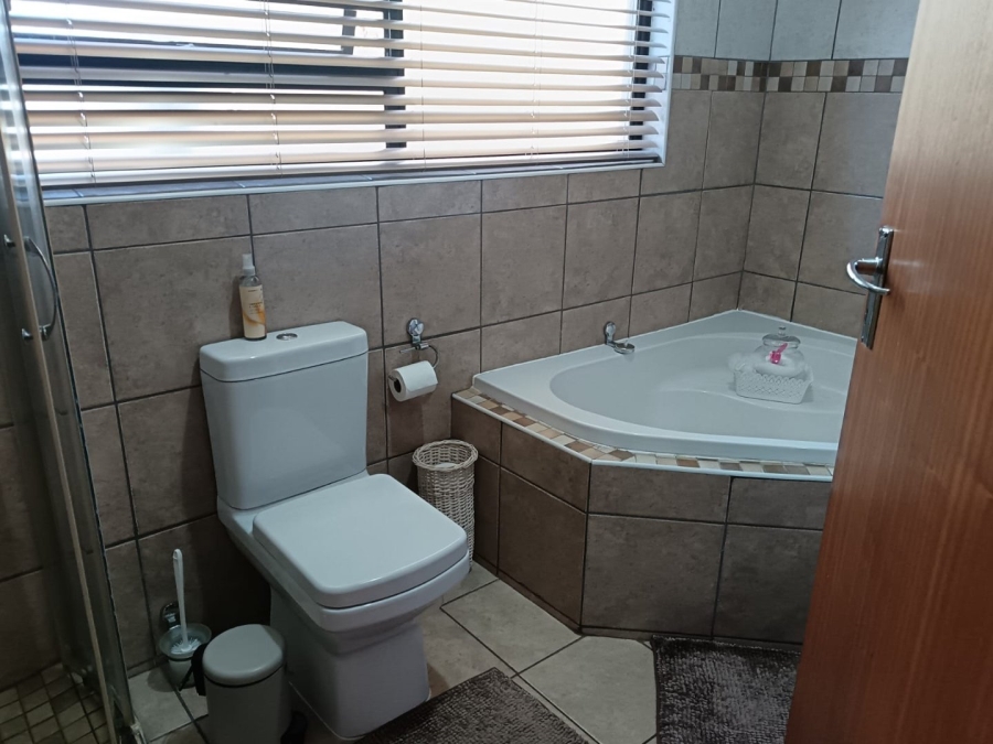 4 Bedroom Property for Sale in Carters Glen Northern Cape